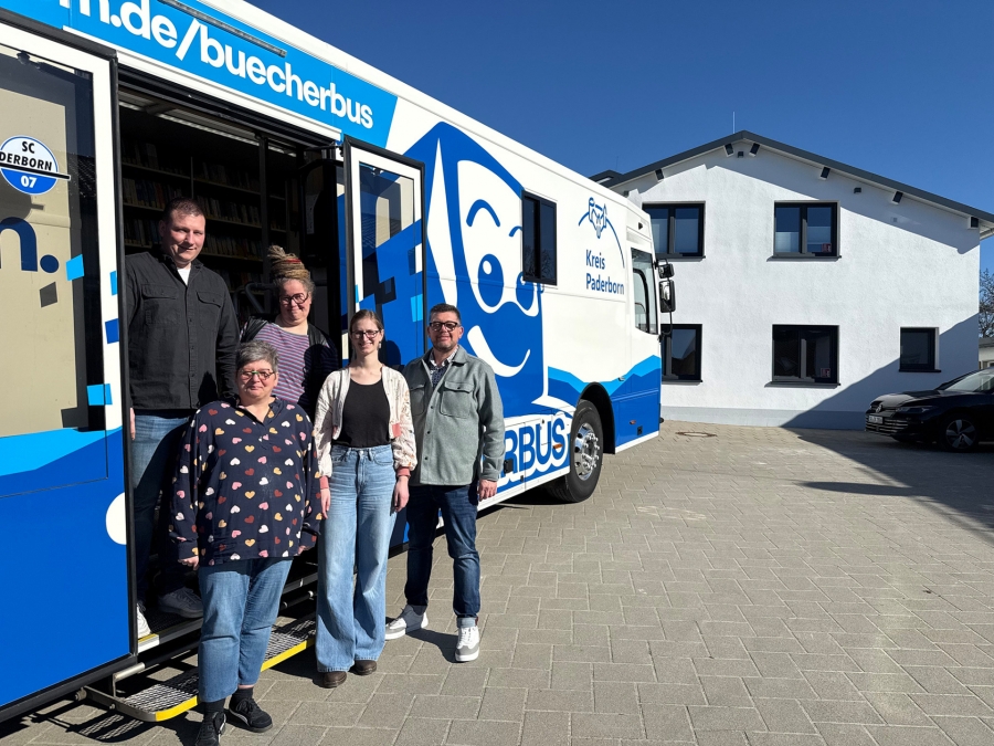 Der Umzug nach Wewelsburg ist geschafft: Das Bücherbusteam mit Andy Schulte, Franziska Jacob, Nina Gilbert und Carolin Voß hat - samt Bücherbus – die neuen Räumlichkeiten bezogen. Florian Dickgreber, stellv. Amtsleiter des Kreiskulturamtes, freut sich darüber, das komplette Kulturamtsteam jetzt in Wewelsburg zu wissen. – v.r. © Kreis Paderborn, Diana Ramme